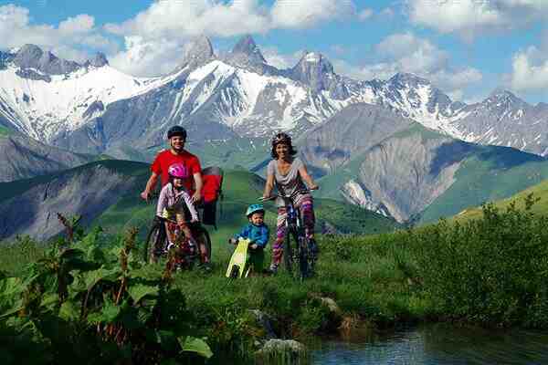 Où devriez-vous aller à la montagne avec votre famille pendant l'été?